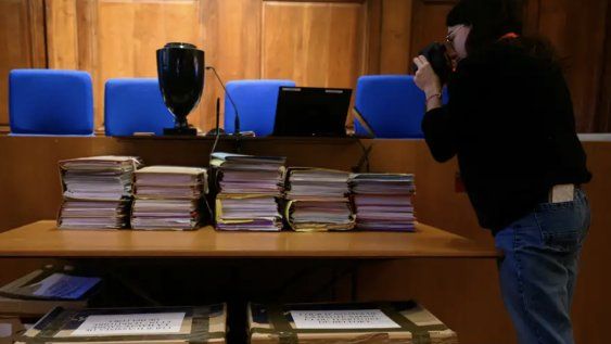 Por primera vez la justicia chilena logra demostrar la vasta red de adopciones ilegales de más de 20.000 niños chilenos durante la dictadura militar (1973-1990). Por primera vez la justicia chilena logra demostrar la vasta red de adopciones ilegales de más de 20.000 niños chilenos durante la dictadura militar (1973-1990).