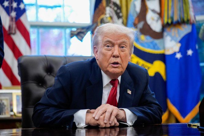 El presidente de Estados Unidos, Donald Trump, habla durante en la Oficina Oval de la Casa Blanca.