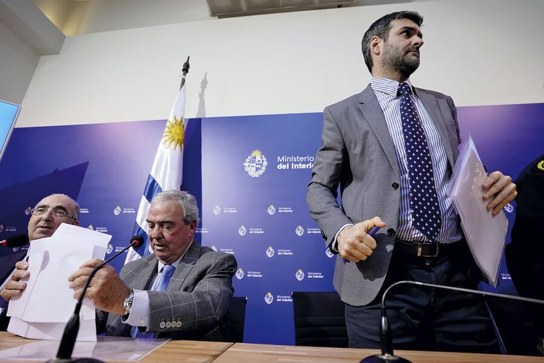 Luis Alberto Heber y Nicolás Martinelli en agosto durante la presentación de las cifras de delitos. Foto: Javier Calvelo / adhocFOTOS