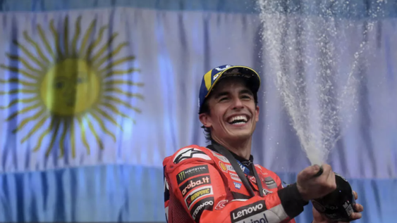 El piloto español de Ducati, Marc Marquez, celebra con champán tras ganar la carrera esprint del Gran Premio de Argentina de MotoGP en el circuito de Termas de Río Hondo en Santiago del Estero, Argentina, el 15 de marzo de 2025 El piloto español de Ducati, Marc Marquez, celebra con champán tras ganar la carrera esprint del Gran Premio de Argentina de MotoGP en el circuito de Termas de Río Hondo en Santiago del Estero, Argentina, el 15 de marzo de 2025
