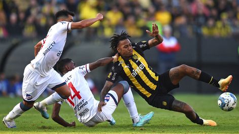 Jugadores de Nacional y de Peñarol durante el clásico del Torneo Apertura 2023. Foto: Dante Fernández, AFP