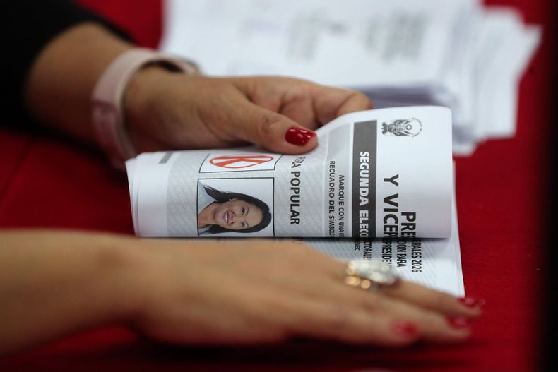 Una integrante del Jurado Electoral Especial de Lima Centro 2 (JEE LC 2) recuenta votos de la segunda vuelta presidencial de Perú.