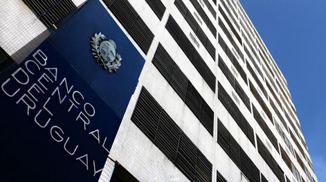 imagen de BCU impide publicar como libro un estudio de historia económica  que contrató; “no sé si es que vamos contra el relato oficial”