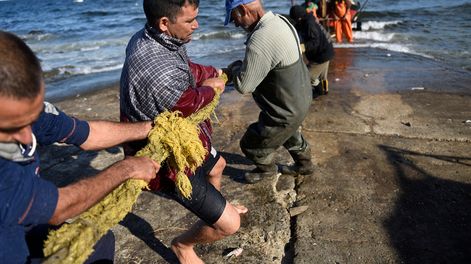 Pescadores artesanales durante la jornada del Viernes Santo de 2021, en Piriápolis.