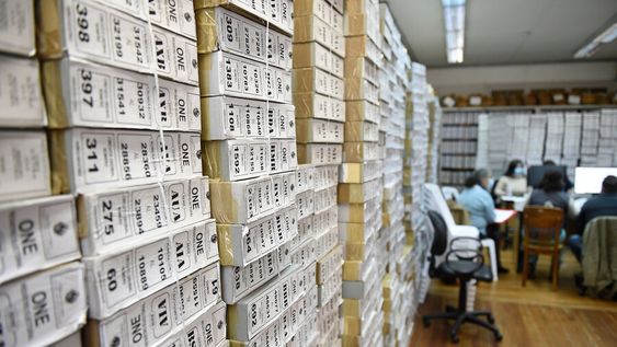 Proceso de verificacion de firmas presentadas para convocar referéndum contra la LUC, en la Corte Electoral. Foto: Daniel Rodriguez / adhocFOTOS Proceso de verificacion de firmas presentadas para convocar referéndum contra la LUC, en la Corte Electoral. Foto: Daniel Rodriguez / adhocFOTOS