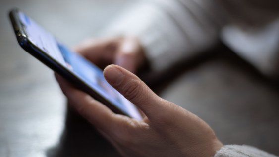 La billetera digital permitirá guardar documentos oficiales en el celular, como la cédula de identidad o la libreta de conducir, y acceder a trámites y servicios públicos digitales.