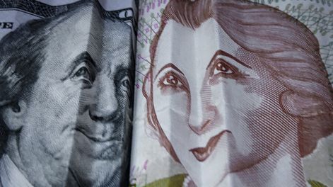 Billetes de dólares y de pesos; la moneda nacional tendió a valorizarse en los últimos días. Foto: Javier Calvelo / adhocFOTOS