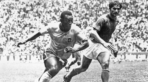 Pelé esquiva al jugador italiano Tarcisio Burgnich en la final del Mundial de 1970 en Ciudad de México. El brasileño anotó el primer gol para su equipo, que terminó ganando 4 a 1 y conquistando su tercera Copa del Mundo.  Fotos: AFP