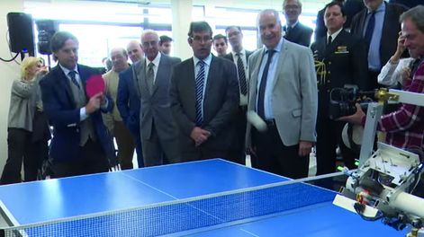 Lacalle Pou y un robot, en la reciente inauguración de la Facultad de Ingeniería de la Universidad de Montevideo. Foto: Presidencia