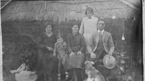 El niño Aranzazú Natividad Cenández retratado junto a su abuela de sangre charrúa, su abuelo y sus heramanas. Fotos: Gentileza Archivo de la Memoria Charrúa