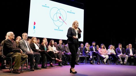 Carolina Cosse durante la presentación de su Plan PAIS en el teatro El Galpón. Foto: Javier Calvelo, adhocFOTOS