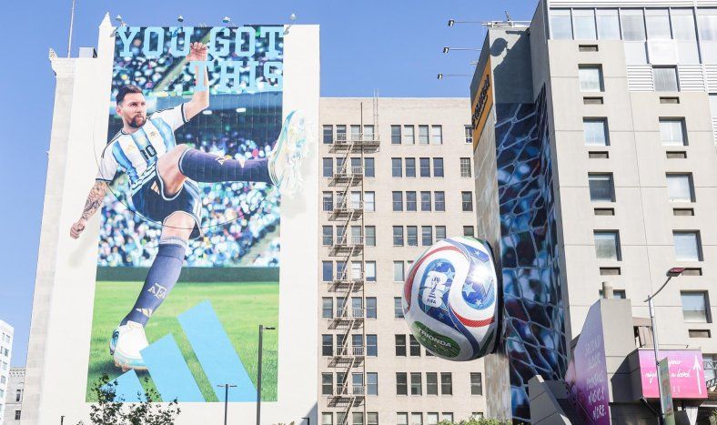 El jugador argentino Lionel Messi aparece en un cartel publicitario de la Copa Mundial de la FIFA en LA Live, en el centro de Los Ángeles, California, el 3 de junio de 2026.