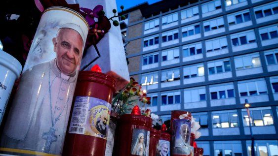 Una vela con la imagen del papa Francisco, al pie de la estatua de San Juan Pablo II en las afueras del Hospital Universitario Gemelli donde se encuentra hospitalizado. Una vela con la imagen del papa Francisco, al pie de la estatua de San Juan Pablo II en las afueras del Hospital Universitario Gemelli donde se encuentra hospitalizado.