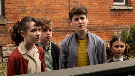 se estrena en hbo una nueva serie basada en el universo de it, de stephen king