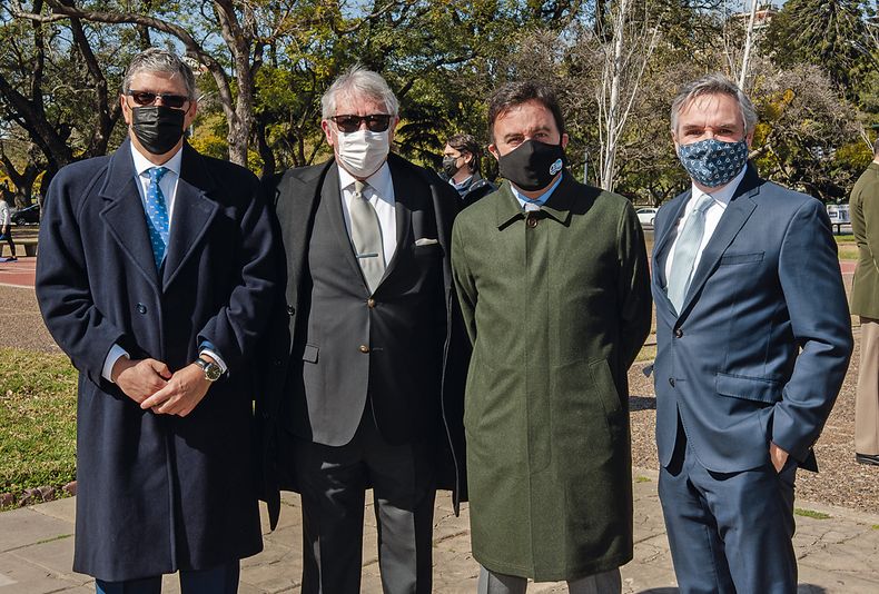 Ministro de la Embajada de Uruguay Diego Pelufo, Alfredo Aristides Porro Campos, ministro de la Embajada de Uruguay Ramiro Reyes y José María Linardi en la plaza Uruguay