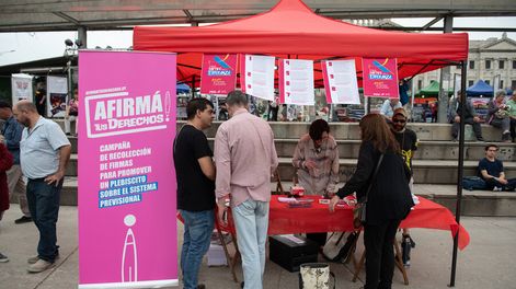 Juntada de firmas para promover plebiscito sobre el sistema previsional. Foto: Santiago Mazzarovich / adhocFOTOS
