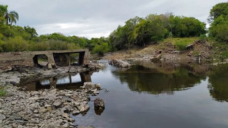 Este es el estado del puente en cuestión, que impide la circulación en la colonia Eduardo Acevedo, en Artigas. Foto: Revista Verde