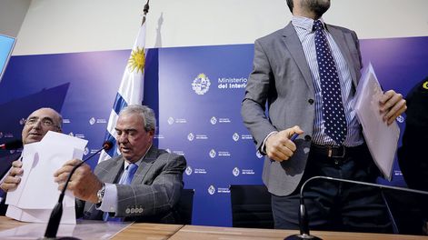 Luis Alberto Heber y Nicolás Martinelli en agosto durante la presentación de las cifras de delitos. Foto: Javier Calvelo / adhocFOTOS