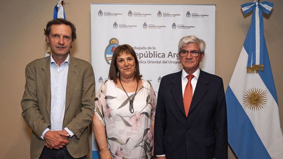 Comunicaciones y relaciones institucionales en Hotel Cottage Sergio Goloubintseff, María Belén Trigo y embajador de Argentina Alberto Iribarne