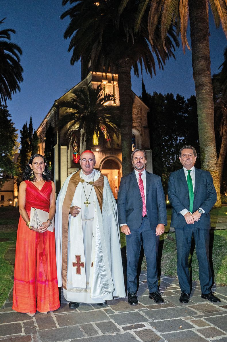 Antes de la ceremonia, el arzobispo de Montevideo Daniel Surla conversó con la ministra de Economía Azucena Arbeleche, el presidente de la República Luis Lacalle Pou y el secretario de Presidencia Rodrigo Ferrés