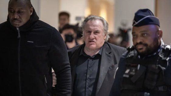 El actor Gérard Depardieu (c), durante el juicio por agresión sexual