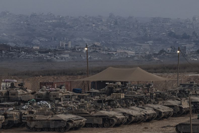 Una imagen tomada cerca de la frontera con Gaza muestra movimientos de tanques y vehículos blindados del ejército israelí mientras continúan sin interrupción los ataques de Israel en Gaza, el 10 de agosto de 2025