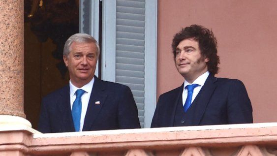 El presidente de Argentina, Javier Milei (d) reacciona junto a su homologo chileno José Antonio Kast, este lunes, desde el balcón de la Casa Rosada en Buenos Aires (Argentina). El presidente de Argentina, Javier Milei (d) reacciona junto a su homologo chileno José Antonio Kast, este lunes, desde el balcón de la Casa Rosada en Buenos Aires (Argentina).