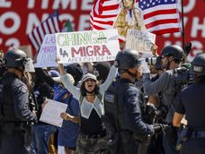 Activistas exhiben pancartas durante las protestas provocadas por las redadas migratorias en Los Ángeles, California, EE. UU., el 8 de junio de 2025 Activistas exhiben pancartas durante las protestas provocadas por las redadas migratorias en Los Ángeles, California, EE. UU., el 8 de junio de 2025