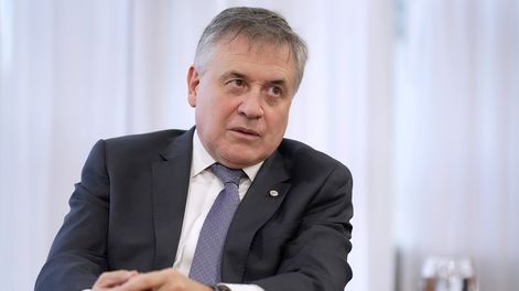 Omar Paganini en su despacho del Ministerio de Relaciones Exteriores, en Montevideo