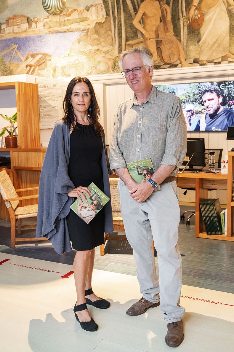 Presidenta de la Liga de Fomento y Turismo de Punta del Este Florencia Sader junto al autor del libro Socialité Fernando López D’Alesandro