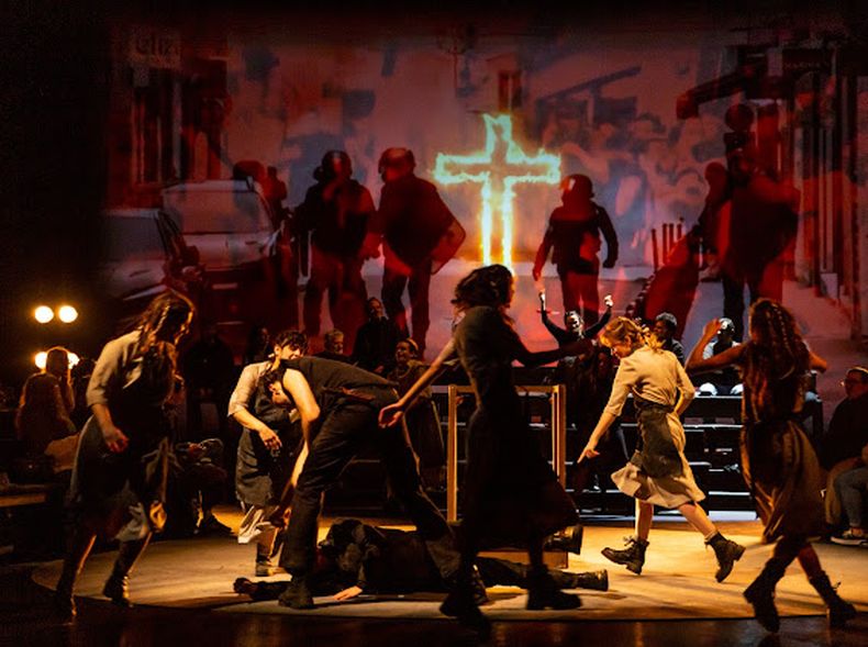 La Comedia Nacional ofrece 19 funciones de Las brujas de Salem en el Teatro Solís, una representación de un episodio histórico muy famoso de finales del siglo XVII que inspiró a Arthur Miller en la creación de su célebre obra de teatro