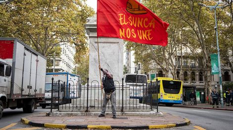 Militante durante una movilización del Sunca en 2025.