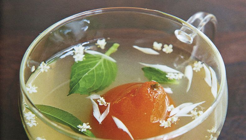 imagen de Cuatro recetas de caldos del francés William Ledeuil