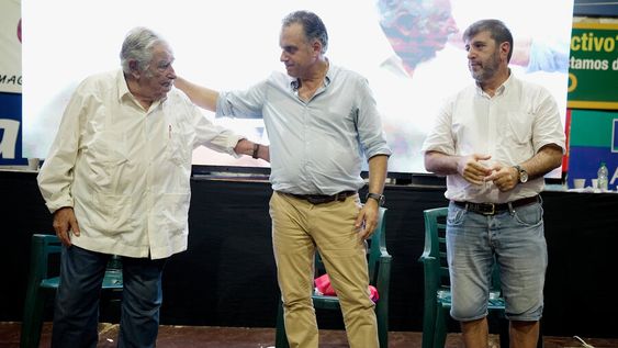 José Mujica y Yamandú Orsi durante un acto del MPP. Foto: Javier Calvelo / adhocFOTOS José Mujica y Yamandú Orsi durante un acto del MPP. Foto: Javier Calvelo / adhocFOTOS