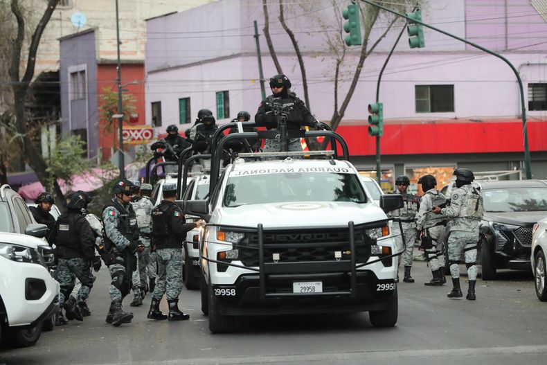 Integrantes de la Guardia Nacional resguardan la zona donde trasladaron el cuerpo de Nemesio Rubén Oseguera Cervantes, alias El Mencho, líder del Cártel Jalisco Nueva Generación (CJNG) abatido este domingo, en Ciudad de México (México).