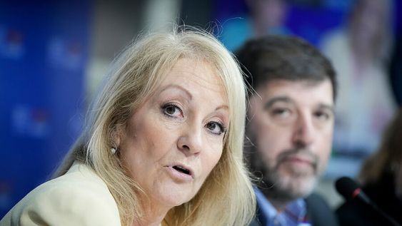 Carolina Cosse y Fernando Pereira en conferencia de prensa sobre juicio político, en la Sede Frente Amplio. Foto: Javier Calvelo / adhocFOTOS Carolina Cosse y Fernando Pereira en conferencia de prensa sobre juicio político, en la Sede Frente Amplio. Foto: Javier Calvelo / adhocFOTOS