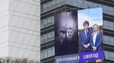 Un cartel con propaganda electoral en Buenos Aires. Foto: AFP
