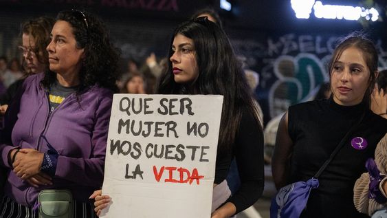 Marcha por el Día Internacional de la Mujer, el 8 de marzo, en Montevideo. Marcha por el Día Internacional de la Mujer, el 8 de marzo, en Montevideo.