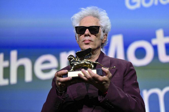 El director estadounidense Jim Jarmusch posa tras recibir el León de Oro a la Mejor Película por Father Mother Sister Brother durante la ceremonia de clausura y entrega de premios del 82º Festival Internacional de Cine de Venecia.