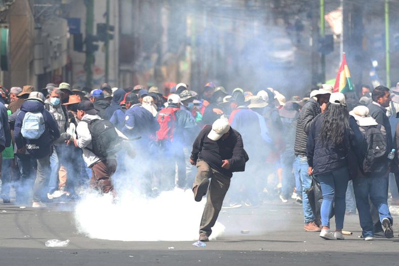 Manifestantes se enfrentan con la Policía de Bolivia este viernes, en La Paz (Bolivia). Sindicatos piden la renuncia del presidente Rodrigo Paz en una nueva movilización en el día diecisiete de los bloqueos que mantienen incomunicada y desabastecida a la capital boliviana.