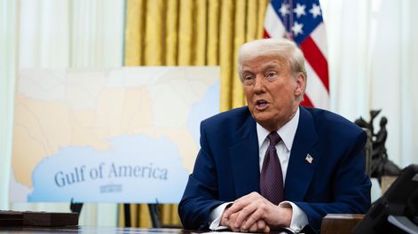 Donald Trump en el despacho oval de la Casa Blanca el día que anunció el cambio de nombre del golfo de México