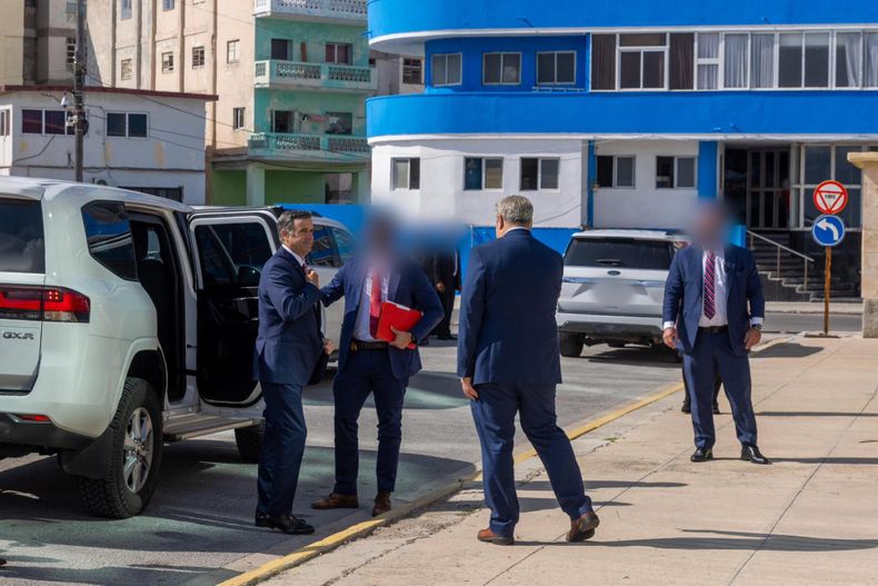 Fotografía difundida por la Agencia Central de Inteligencia (CIA) de su director, John Ratcliffe (i), a su llegada a una reunión con altos funcionarios del Gobierno de Cuba este jueves, en La Habana (Cuba).
