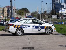Un patrullero de la Policía Nacional aguarda estacionado frente a la fachada de la Jefatura de Montevideo.