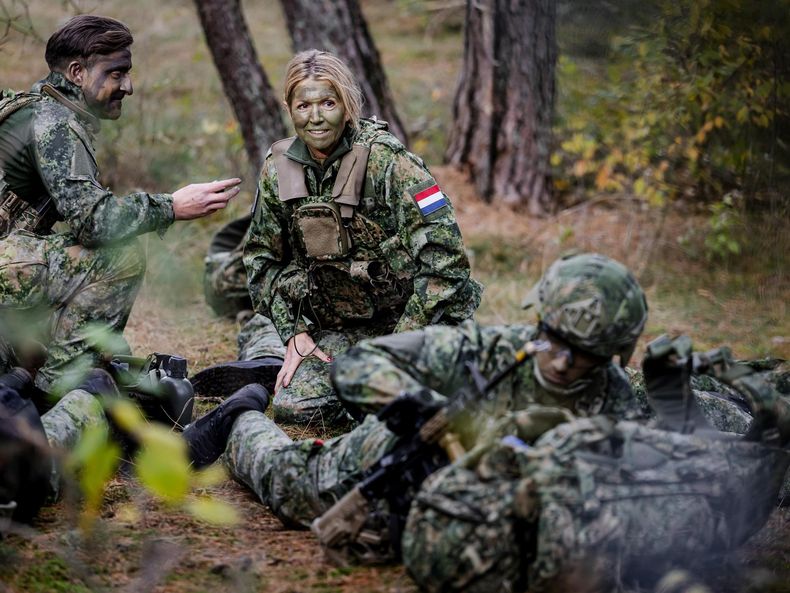 En su visita al campo de entrenamiento militar de Harderwijk, la reina Máxima rompió con todos los protocolos: no solo se puso el uniforme militar, sino que también se pintó la cara de verde y se tiró al piso para realizar maniobras. 