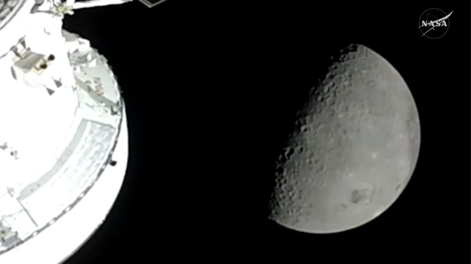 La nave espacial Orión se aproxima a la cara oculta de la Luna durante el sobrevuelo lunar de Artemis II el 6 de abril de 2026.