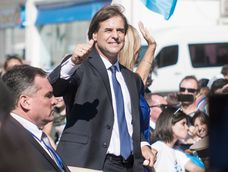 Presidente Luis Lacalle Pou el día de su asunción, con Alejandro Astesiano custodiándolo Presidente Luis Lacalle Pou el día de su asunción, con Alejandro Astesiano custodiándolo