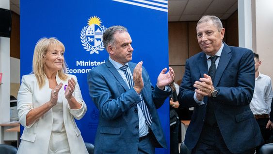 Carolina Cosse, Yamandú Orsi y Gabriel Oddone durante la asunción de autoridades del Ministerio de Economía y Finanzas. Carolina Cosse, Yamandú Orsi y Gabriel Oddone durante la asunción de autoridades del Ministerio de Economía y Finanzas.