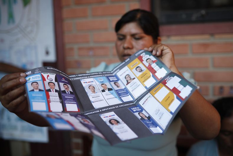 Una jurada muestra un voto sin marcar este domingo, en una mesa de votación en la Escuela Villa 14 de Septiembre, municipio de Villa Tunari (Bolivia)
