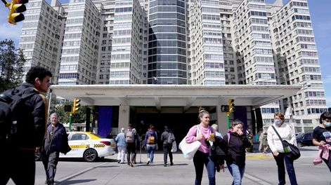 Búsqueda | Entrada del Hospital de Clínicas por avenida Italia. Foto: Javier Calvelo, adhocFOTOS