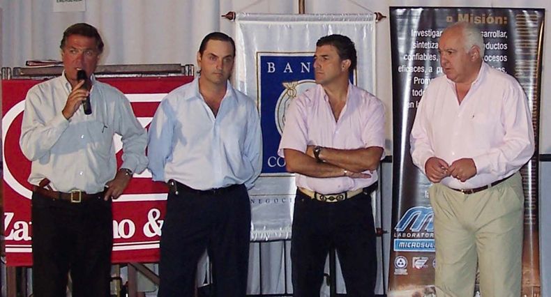 En la primera edición de Gala Angus: el rematador Gerardo Zambrano; el entonces presidente de la Scaau, Andrés Iglesias; el gerente de negocios rurales del banco Comercial, Alberto Noria; y el expresidente de la Scaau, Luis Fernández